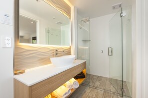 Douche, douche à « effet pluie », articles de toilette de luxe