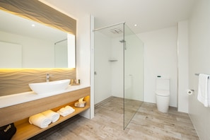 Superior Studio, 1 King Bed, Ground Floor | Bathroom