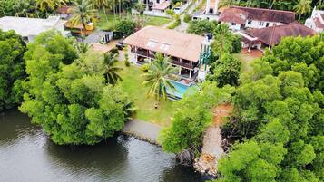 Vista frontal de la propiedad