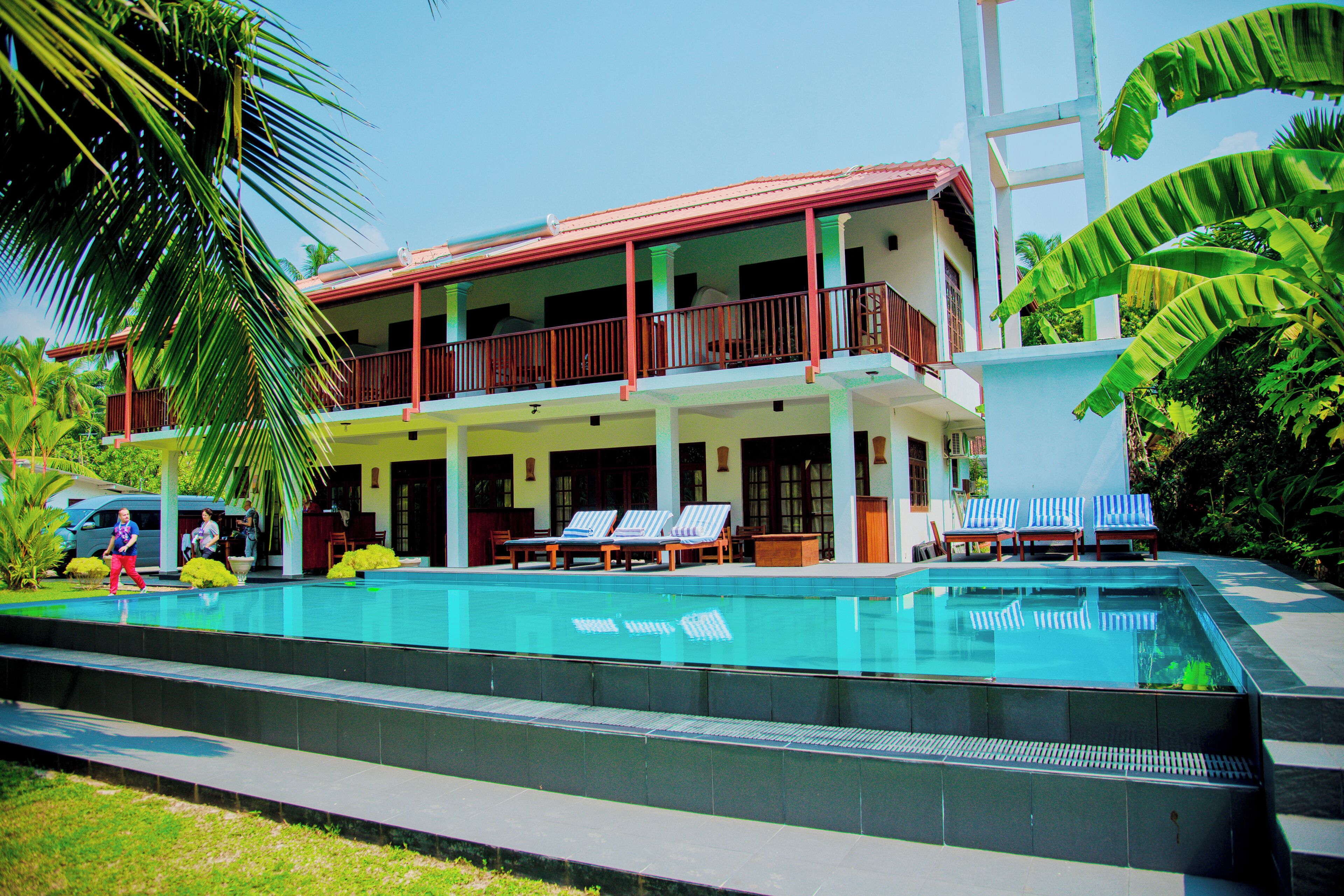 室外游泳池，池畔遮阳伞，日光浴躺椅