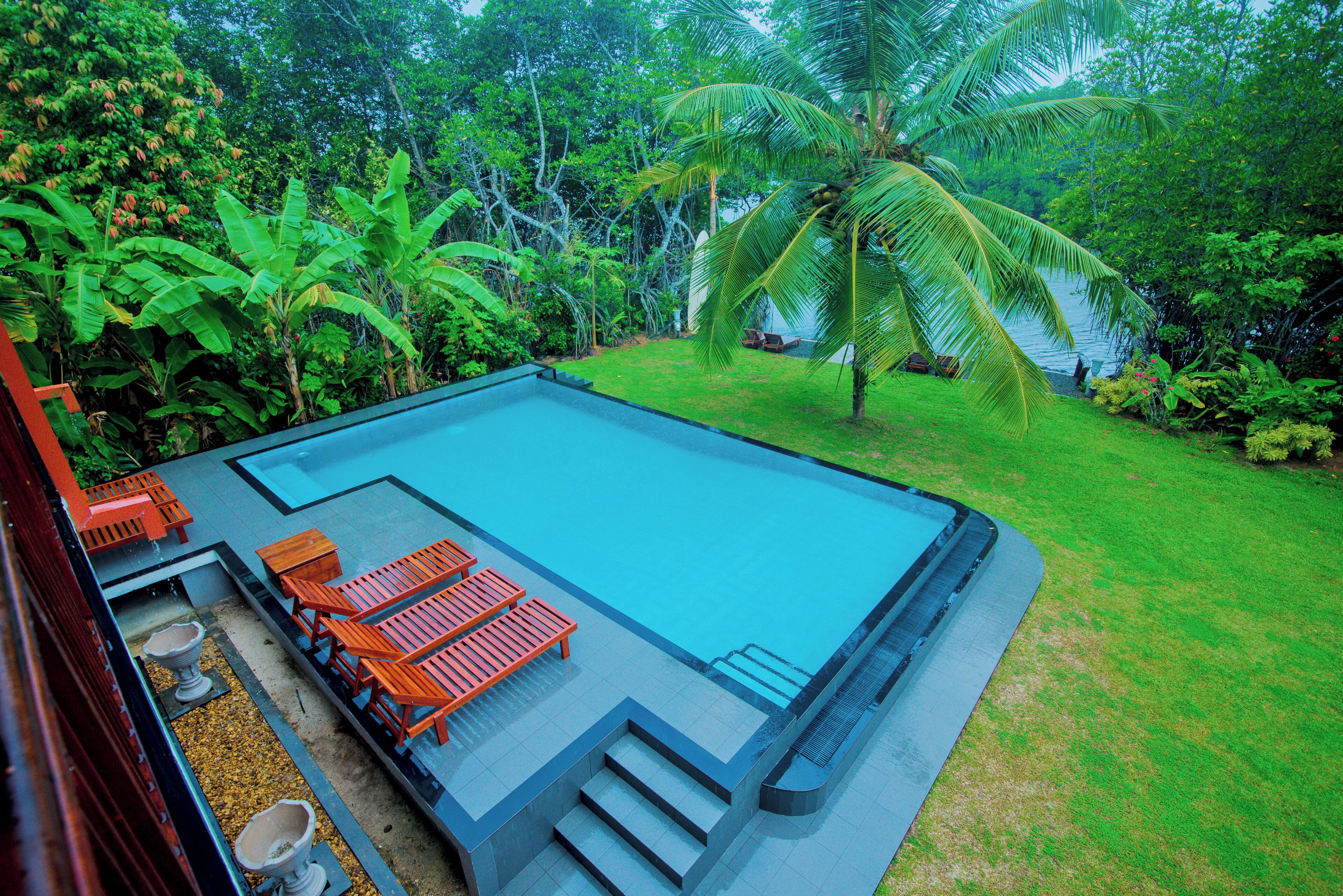 室外游泳池，池畔遮阳伞，日光浴躺椅