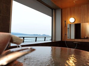 Japanese-Style Room with Ocean View and Open-Air Bath、Non Smoking | Bathroom amenities | Combined shower/bathtub, free toiletries, towels - Yukemurino-Yado Biwanso (Nanao)