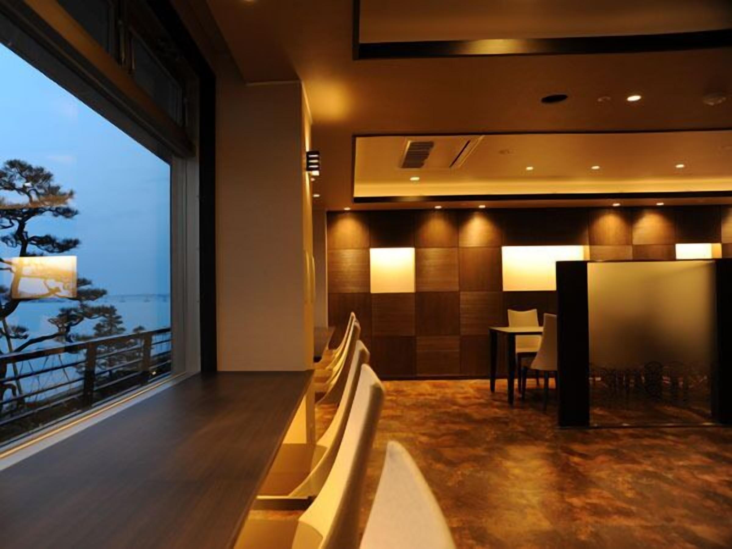 Petit déjeuner et dîner servis sur place, spécialités Cuisine japonaise