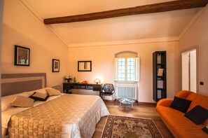 1 bedroom, free cots/infant beds, rollaway beds, free wired Internet