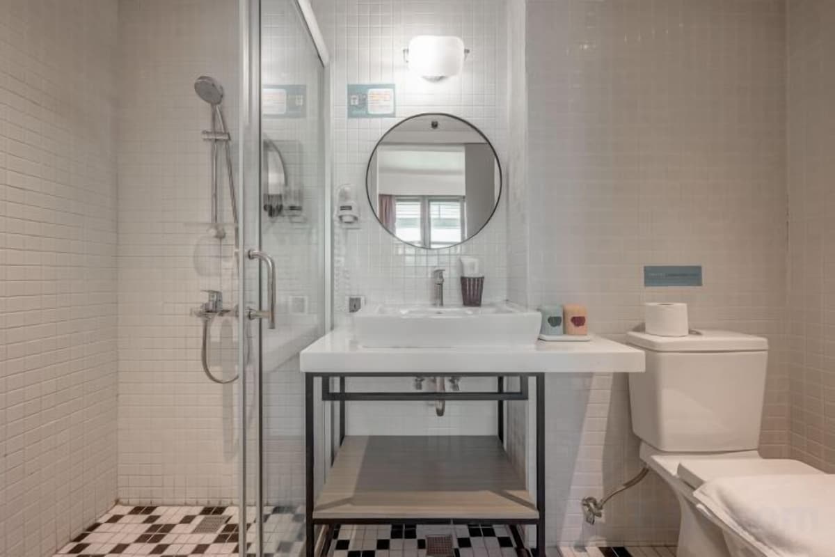 Regadera, regadera tipo lluvia, secadora de cabello, pantuflas