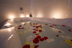 Bathroom shower - Good Luck Day Hotel (Phnom Penh)