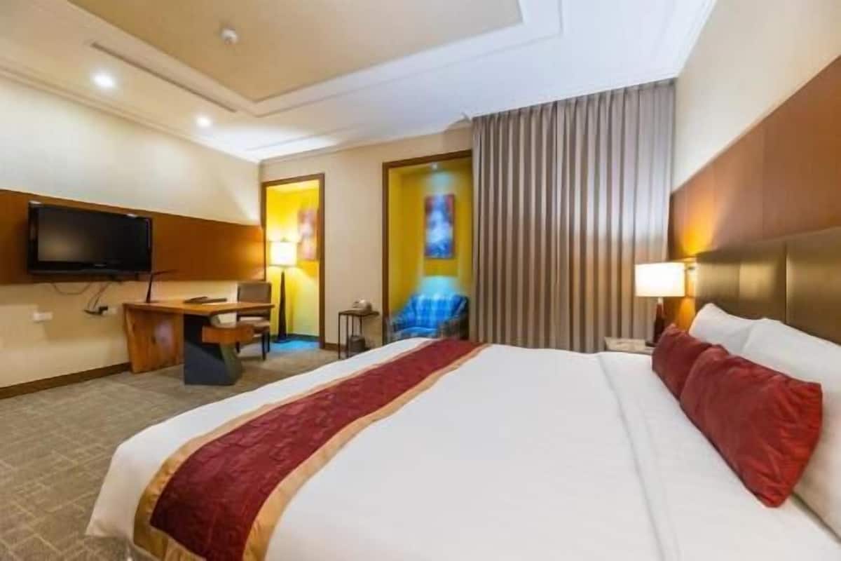 Premium bedding, minibar, in-room safe, desk