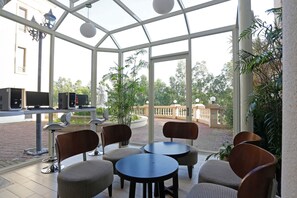 Business center - Golden Tulip - Aesthetics (Zhunan)