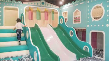 Área de juegos infantiles bajo techo