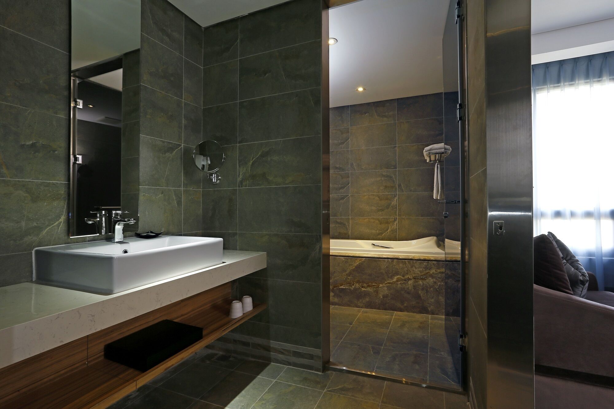 executive suite | bathroom | separate bathtub and shower, free toiletries, hair dryer, slippers