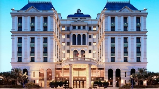 Fachada imponente y simétrica de un hotel, con una entrada central, grandes ventanales y un estilo arquitectónico clásico.