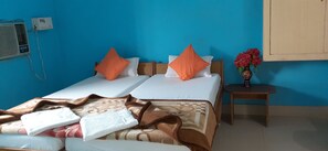 Desk, rollaway beds, free WiFi, bed sheets - Shri Yoga Mandir Guest House (Varanasi)