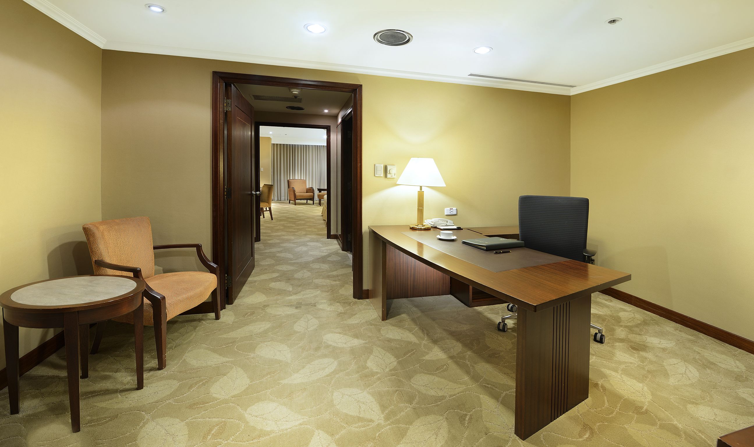 deluxe room | 1 bedroom, down duvets, in-room safe, desk