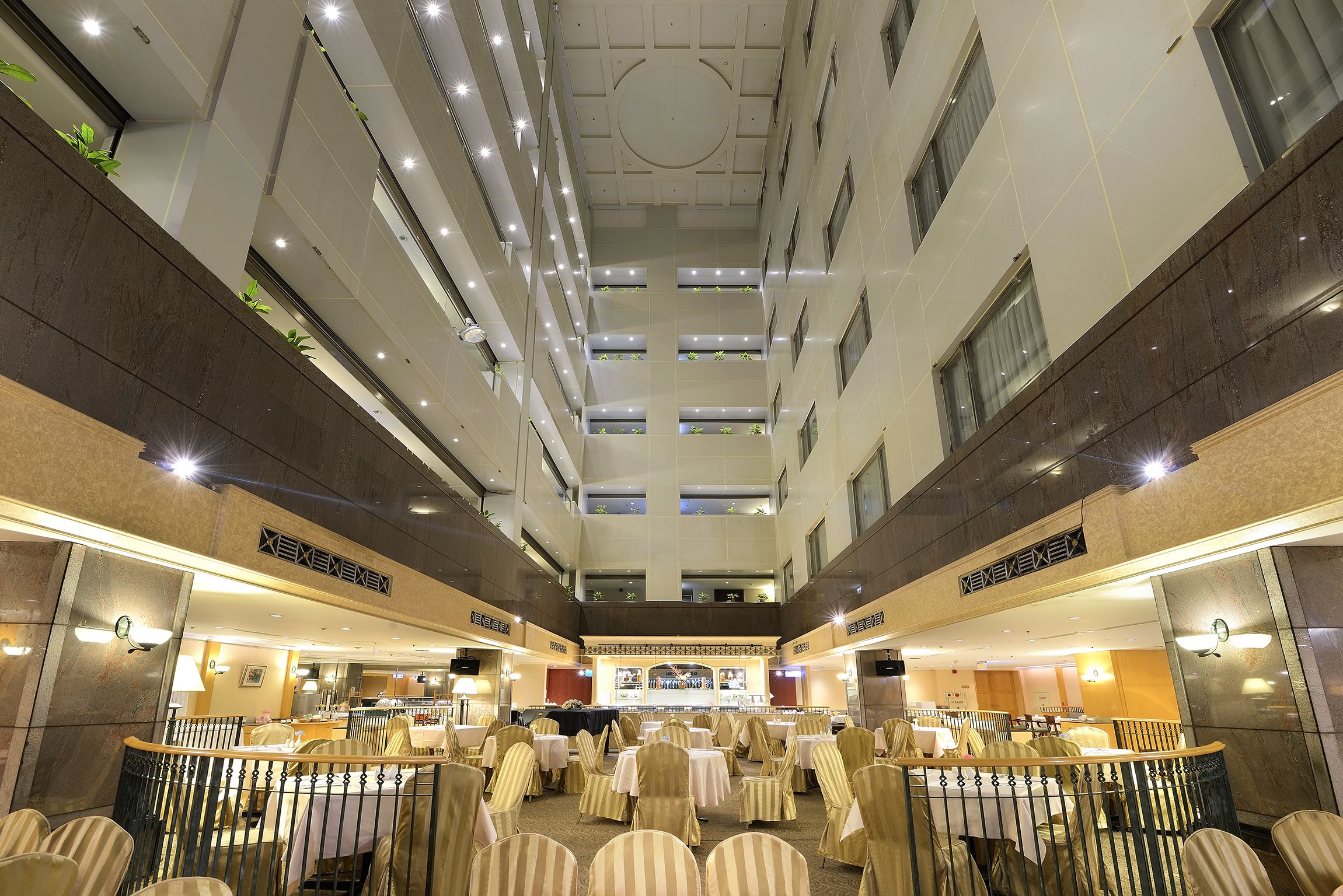 daily buffet breakfast (twd 418 per person)