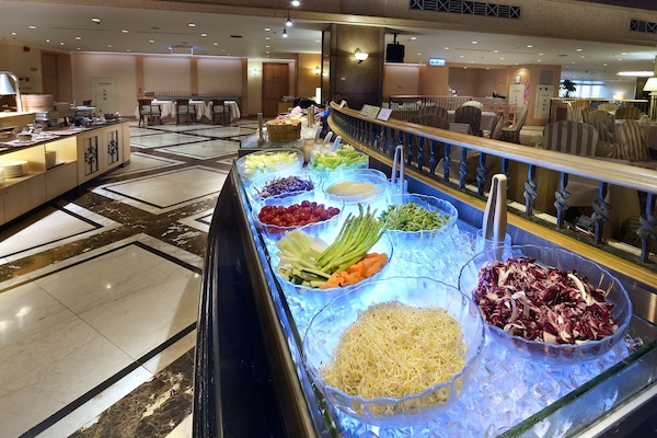 Daily buffet breakfast (TWD 480 per person)