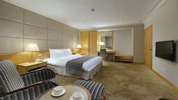 Deluxe Suite | 1 bedroom, down comforters, in-room safe, desk