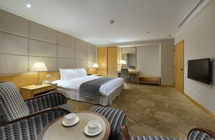 Deluxe Suite | Down comforters, in-room safe, desk, laptop workspace