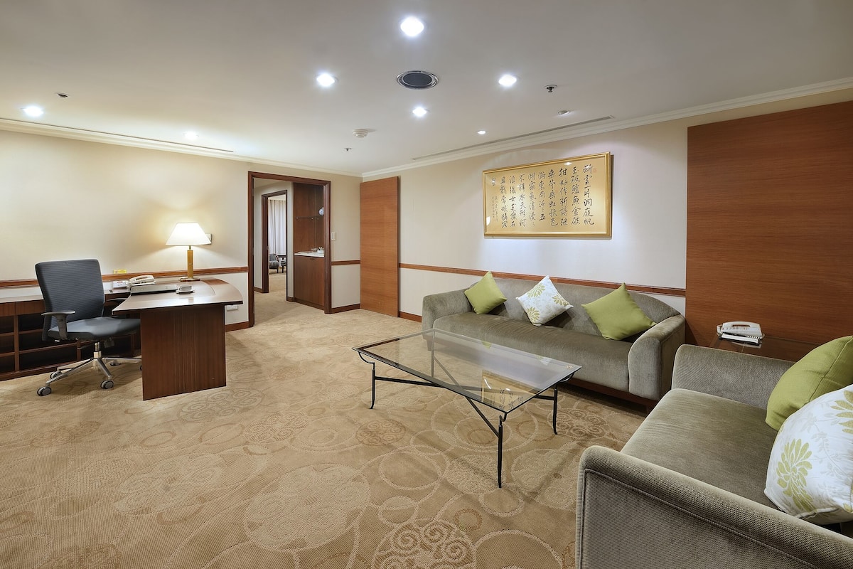 deluxe suite | living room | lcd tv, pay films