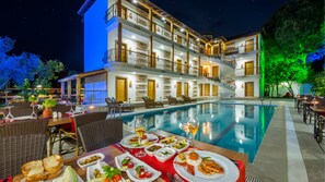 تقديم الإفطار