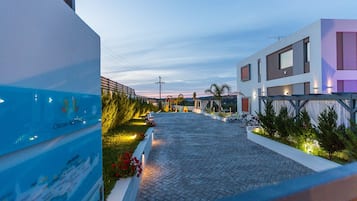 Outdoor pool, pool umbrellas, sun loungers