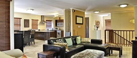 Apartment (Golf Lodge - 8 sleeper ) | Wohnbereich | Flachbildfernseher, Kamin, Kinderspielzeug