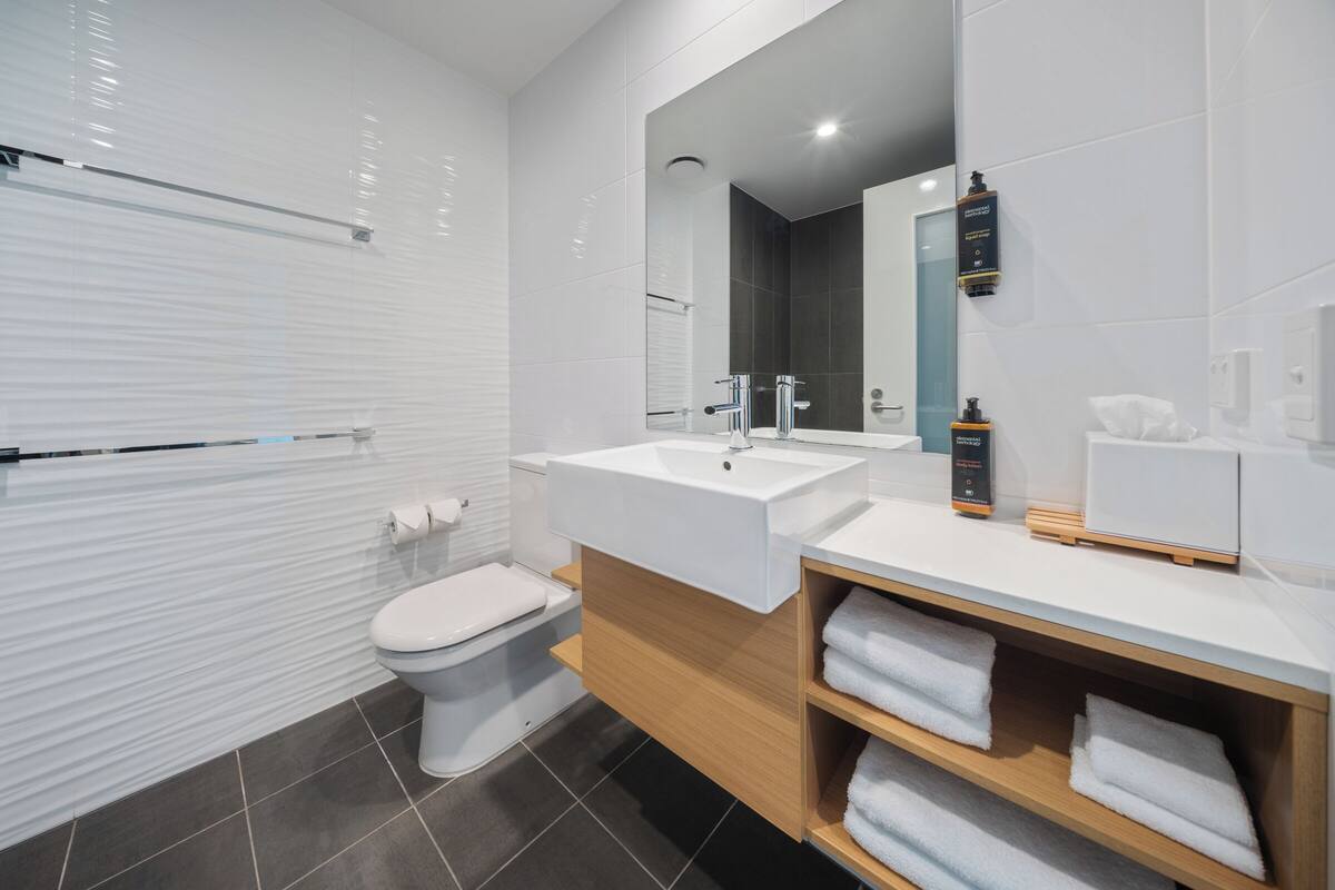 standard room, 2 single beds | bathroom | shower, eco-friendly toiletries, hair dryer, towels