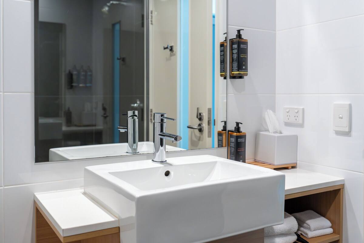 standard room, 1 king bed | bathroom | shower, eco-friendly toiletries, hair dryer, towels