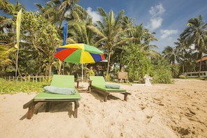 Private beach, sun loungers, beach umbrellas, beach towels - Rockside Beach Resort (Induruwa)