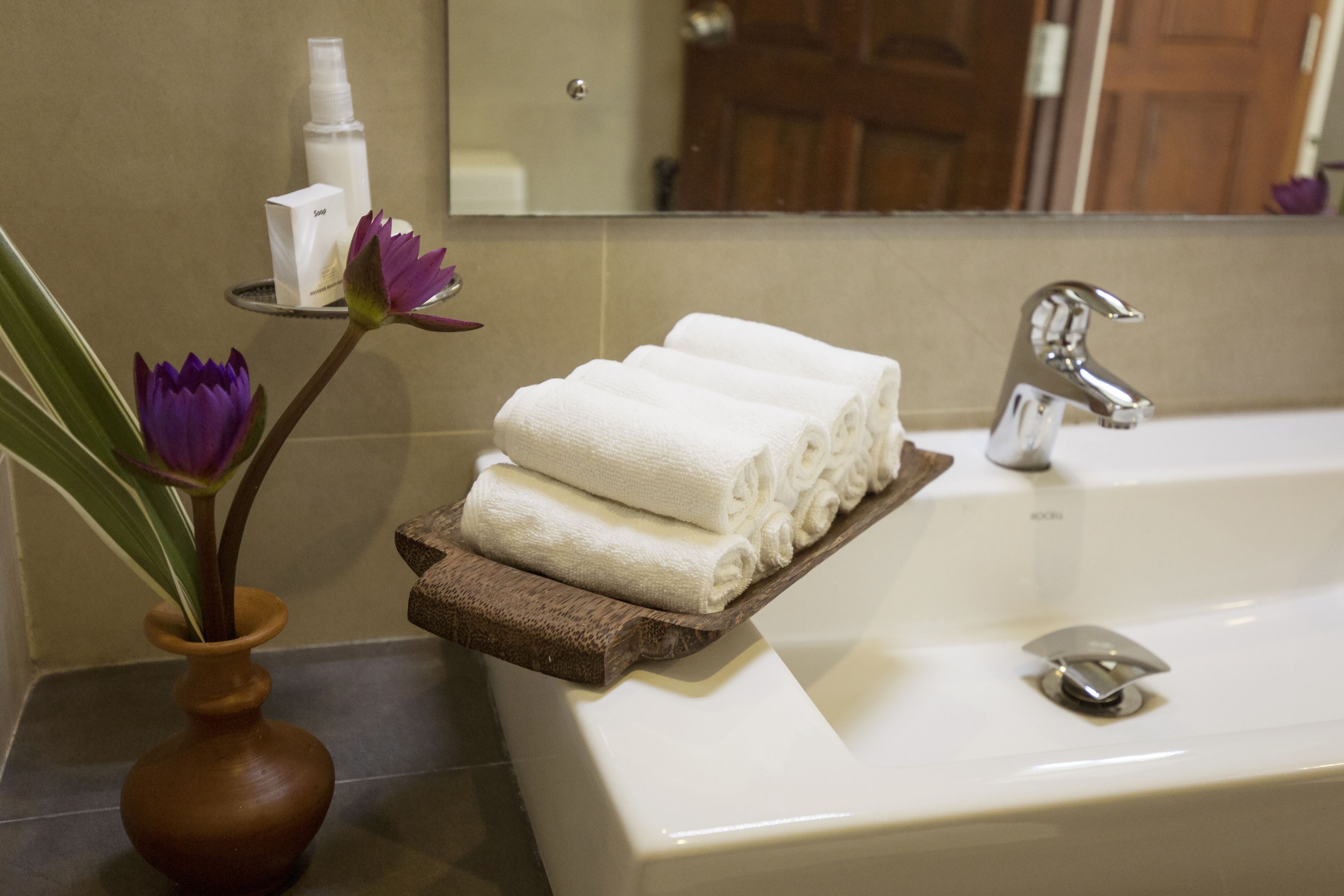 deluxe room | bathroom sink