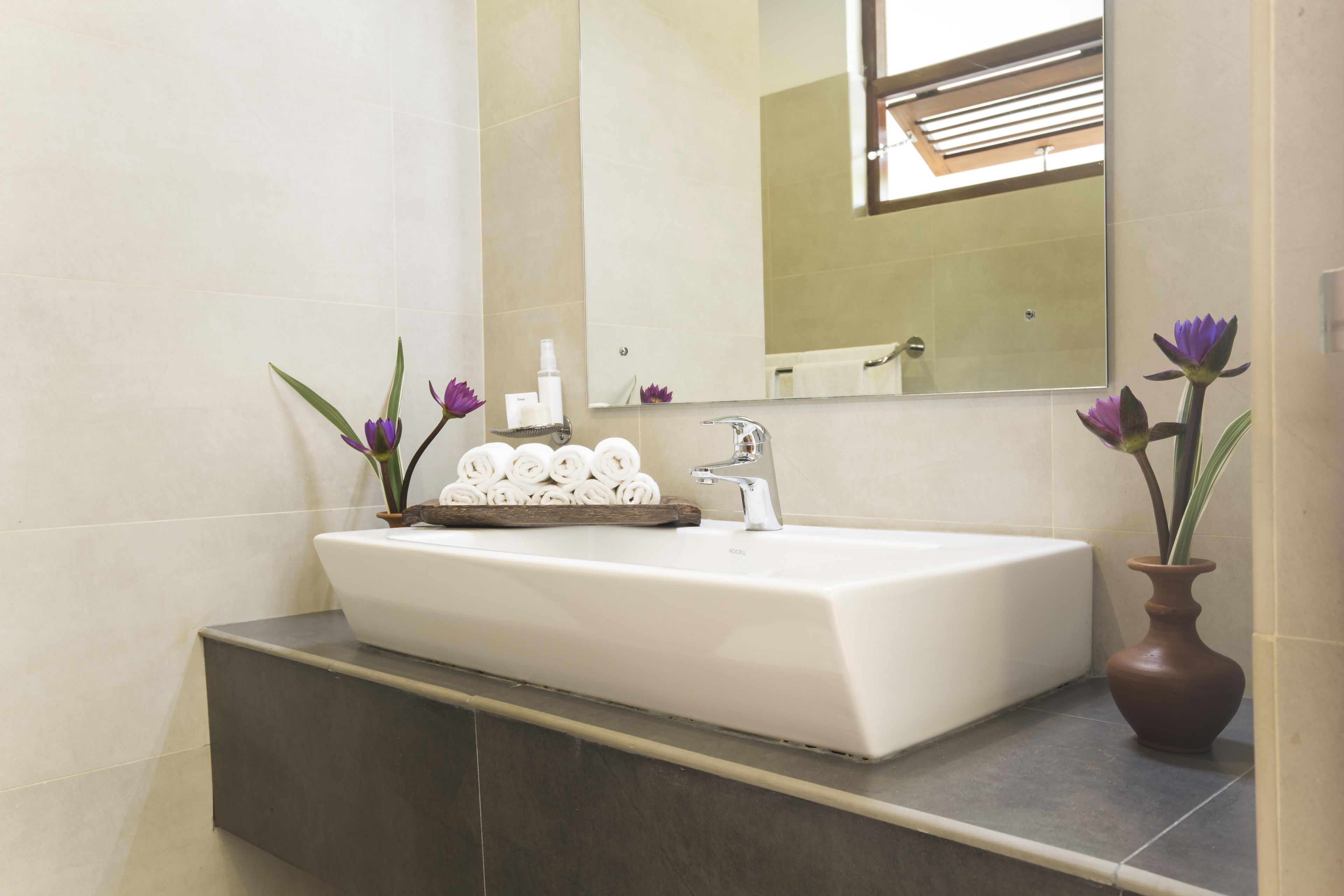 deluxe room | bathroom sink