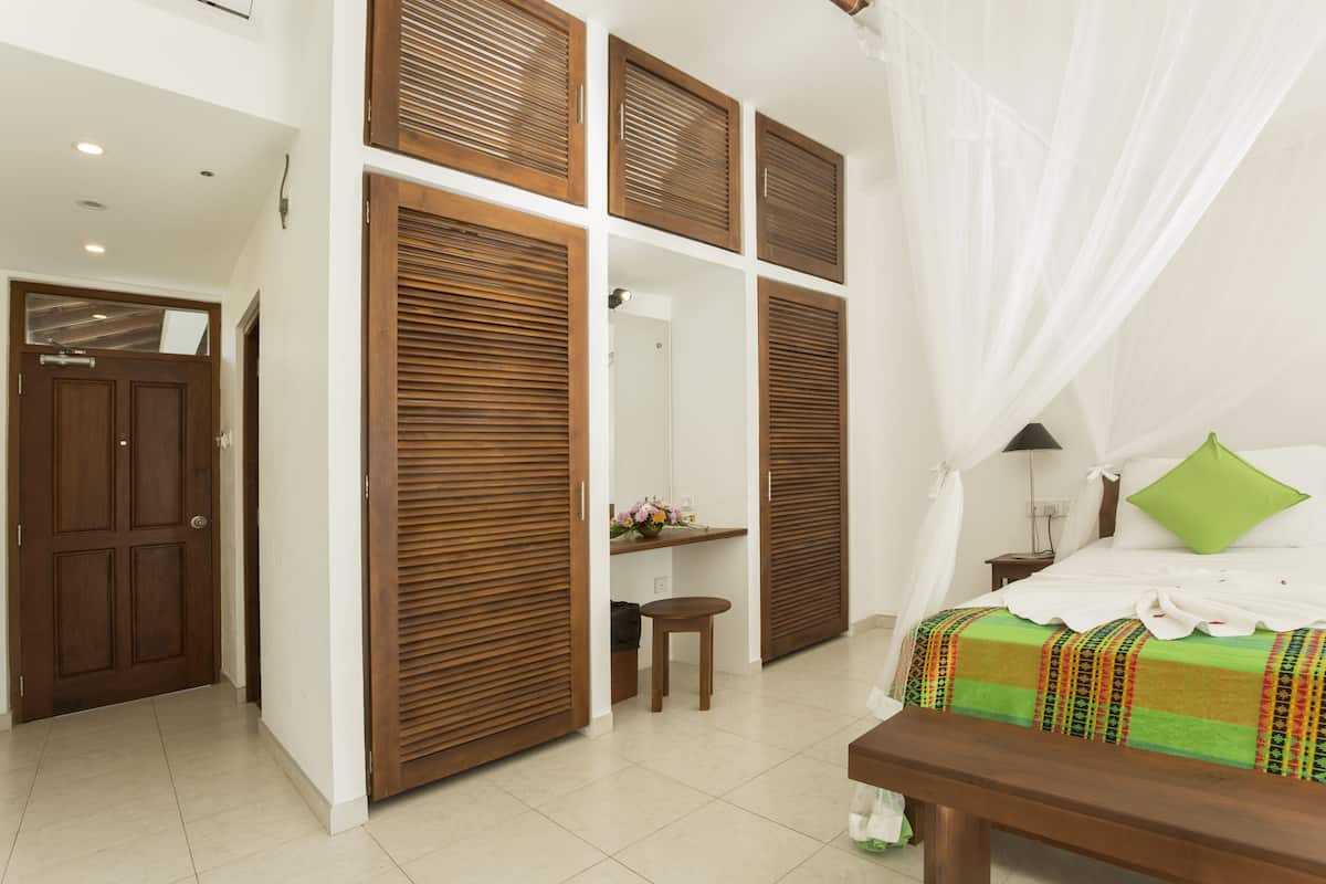 deluxe room | premium bedding, pillow-top beds, minibar, in-room safe