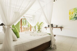 Deluxe kamer | Luxe beddengoed, pillowtop-bedden, een minibar, een kluis op de kamer