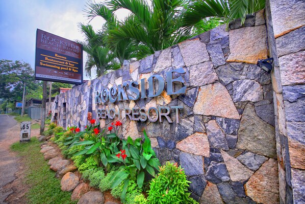 Property grounds - Rockside Beach Resort (Induruwa)