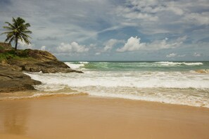 Private beach, sun loungers, beach umbrellas, beach towels - Rockside Beach Resort (Induruwa)