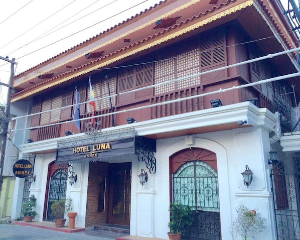 A traditional building with a sign reading "Hotel Luna Annex".