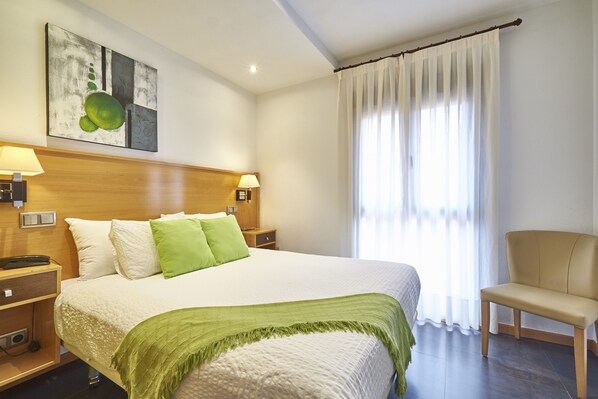 Habitación doble, 1 cama matrimonial | Minibar, caja de seguridad en la habitación y escritorio 