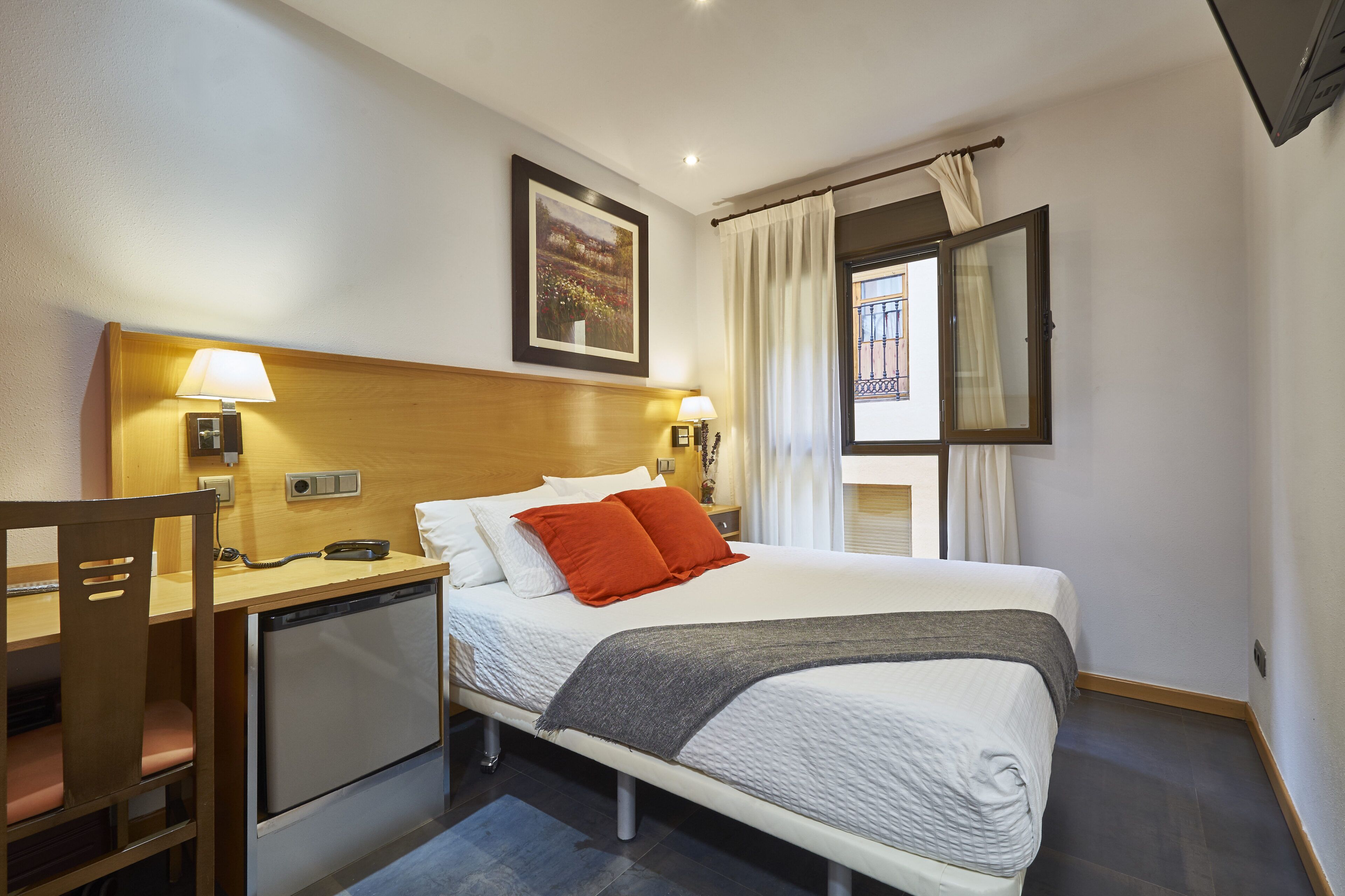 double room, 1 double bed | minibar, in-room safe, desk, soundproofing
