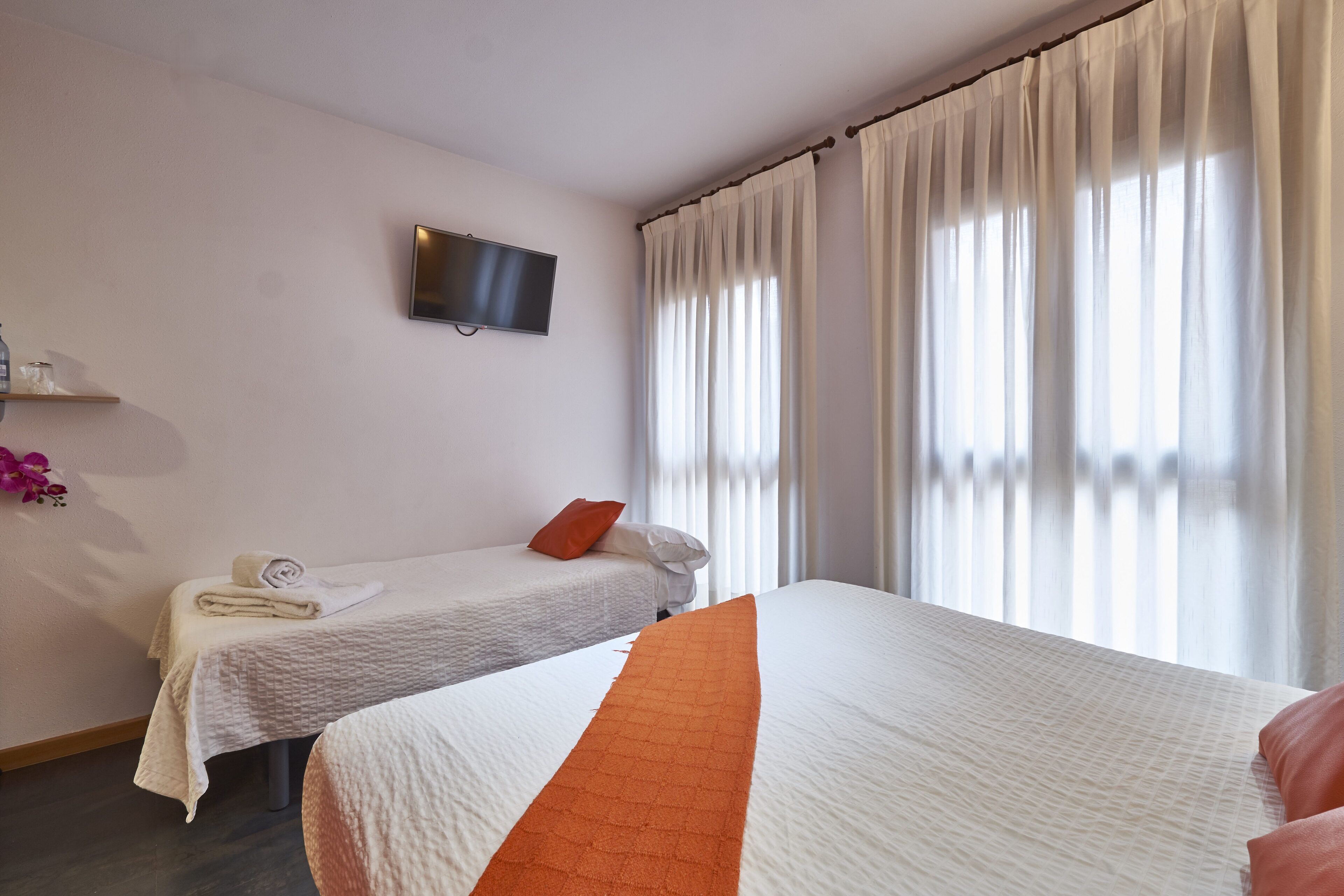 family room (2 adults + 1 child) | minibar, in-room safe, desk, soundproofing