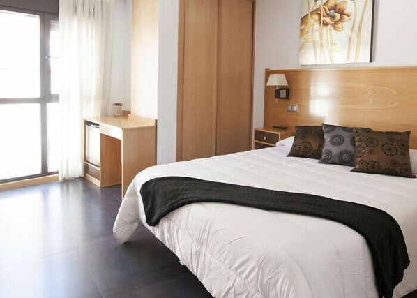 Habitación doble superior, 1 cama matrimonial | Minibar, caja de seguridad en la habitación y escritorio 