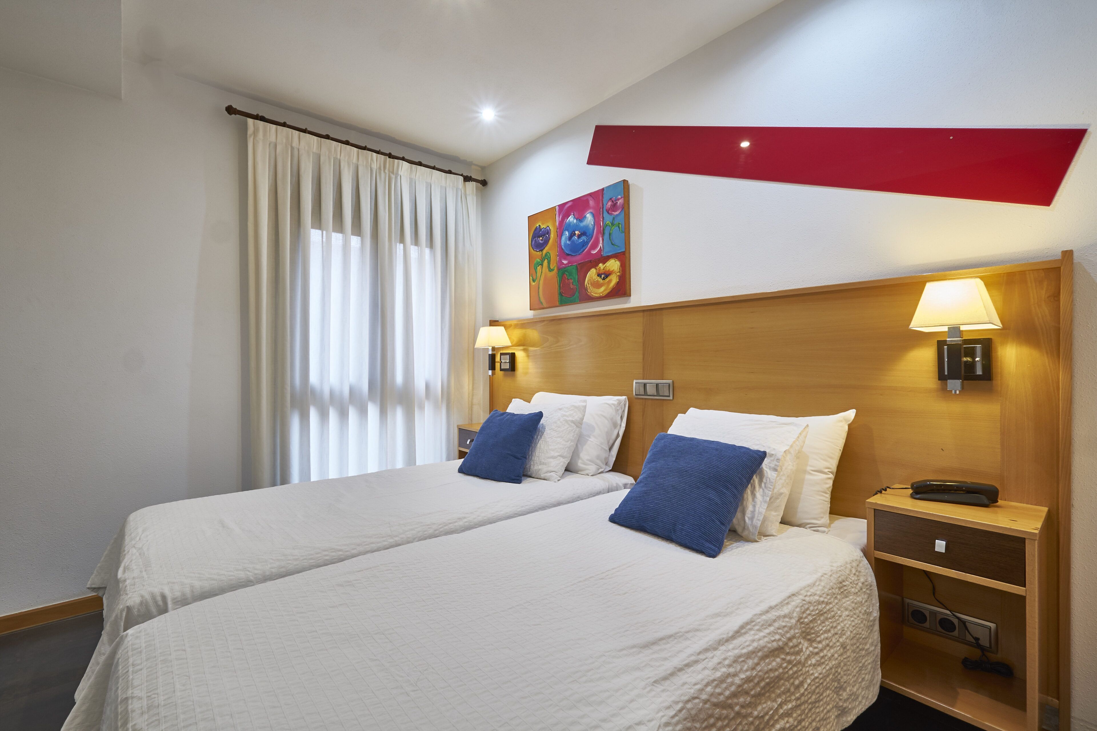 double room, 2 single beds | minibar, in-room safe, desk, soundproofing
