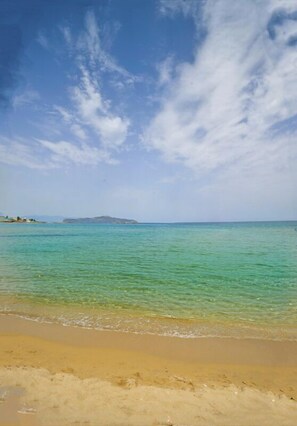 A beach with clear turquoise water and a sandy shore. - Marathakis Apartments (Chania)