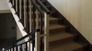 A staircase with a handrail and carpeted steps. - Hotel Cristal Eboli (Eboli)