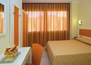 Kamer, 1 twee- of 2 eenpersoonsbedden | Een minibar, een kluis op de kamer, een bureau, geluiddichte muren