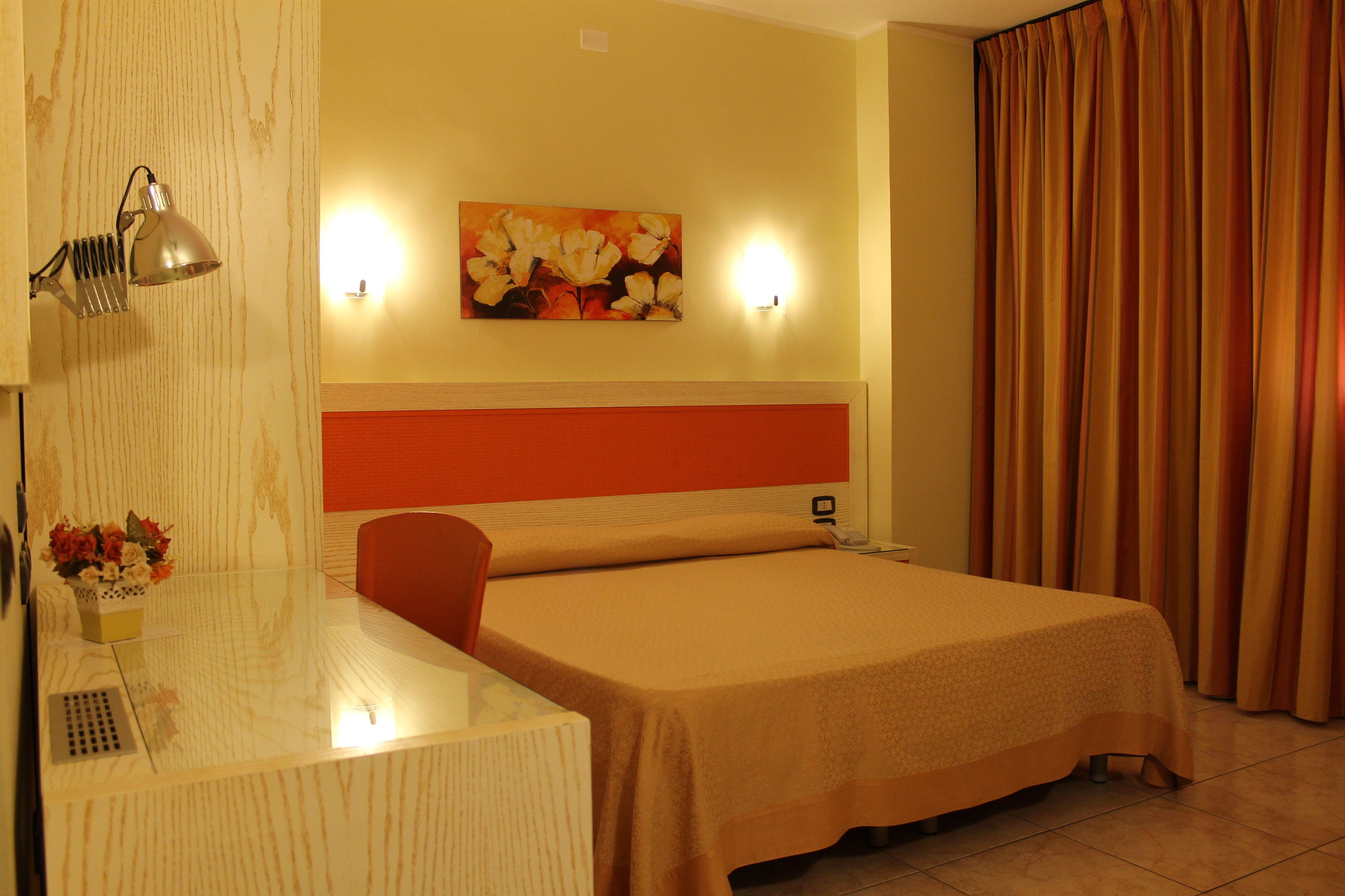 Double Room Single Use | Minibar, in-room safe, desk, soundproofing