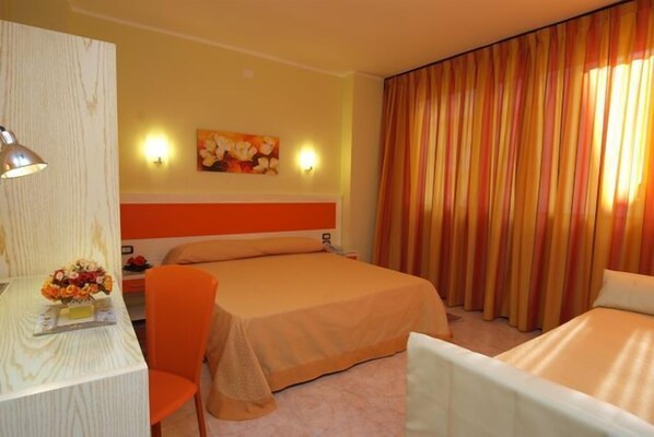 Dreibettzimmer | Minibar, Zimmersafe, Schreibtisch, schallisolierte Zimmer