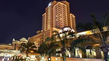 Majoituspaikan julkisivu illalla/yöllä