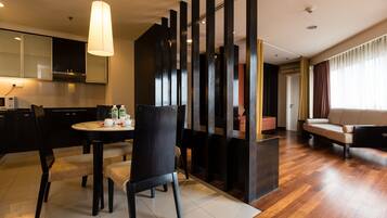 Executive Suite, 1 Bedroom, Kitchenette | In-room safe, individually decorated, individually furnished, desk