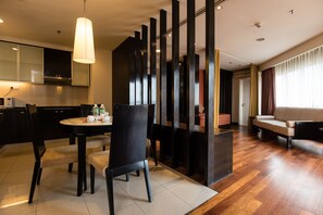 Executive Suite, 1 Bedroom, Kitchenette | In-room safe, individually decorated, individually furnished, desk - Resort Suites at Bandar Sunway (Petaling Jaya)