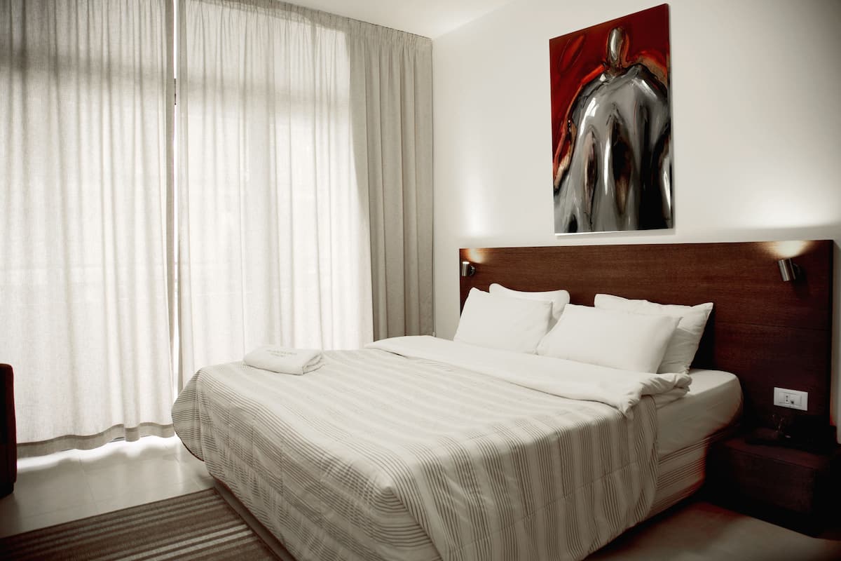 1 bedroom, Egyptian cotton sheets, premium bedding, memory foam beds