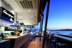 Bar de champanhe, vistas para a praia, aberto todos os dias